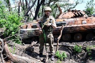 Украинский солдат с позывным «Дима» у бронемашины