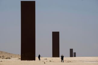 Инсталляция 2014 года «Восток-Запад/Запад-Восток» в пустыне в Катаре