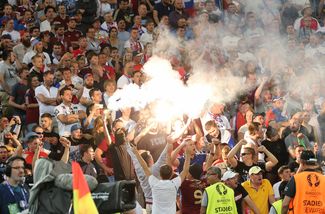 Российские болельщики зажгли файеры во время матча с Англией. 11 июня 2016 года
