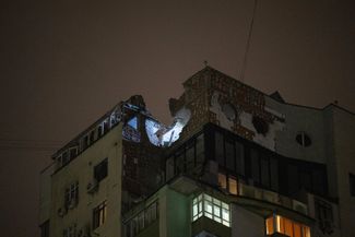 Один из многоэтажных домов в Киеве, поврежденных во время атаки российских дронов