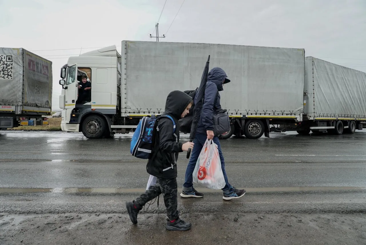 Россияне массово бегут в Казахстан. Они ночуют в степи, живут в машинах — и  готовы отдать последние деньги, чтобы не идти на войну Фотографии «Медузы»  — Meduza