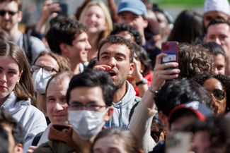 Во время речи Майка Джонсона в Колумбийском университете 24 апреля протестующие освистали его