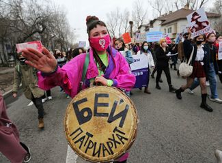 Женский марш в Алматы за гендерное равенство. Его участницы скандировали: «Каждая женщина важна» и «Феминизм спасет Казахстан». 