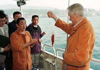 Борис Ельцин и Рютаро Хасимото на рыбалке во время визита в Японию. 19 апреля 1998 года