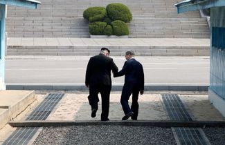 Президент Южной Кореи Мун Чжэ Ин и лидер Северной Кореи Ким Чен Ын в демилитаризованной зоне на границе двух стран. 27 апреля 2018 года.