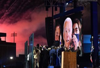Экран с изображением избранного президента США Джо Байдена, его жены Джилл Байден, избранного вице-президента Камалы Харрис, ее мужа Дугласа Эмхоффа. Они смотрят на фейерверк в Уилмингтоне (штат Делавэр) 7 ноября 2020 года — после того, как был объявлен победитель президентских выборов в США