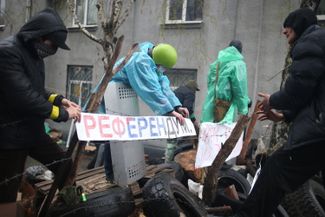 Строительство баррикад в Славянске. 13 апреля 2014 года