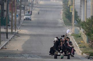 Жители северных районов сектора Газа эвакуируются с территорий, по которым регулярно наносят авиаудары силы ЦАХАЛ. 2 ноября 2023 года