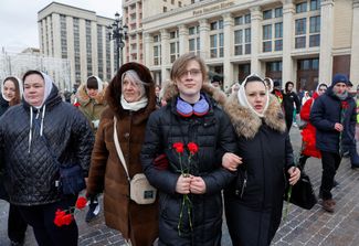 Участники женского движения «Путь домой» и родственники военнослужащих собираются у Могилы Неизвестного Солдата чтобы возложить цветы и потребовать возвращения солдат с украинского фронта