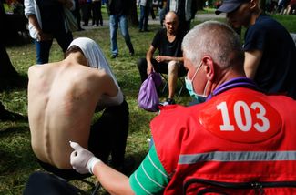 Врачи оказывают помощь людям, которые пострадали от действий полиции. Минск, 14 августа 2020 года