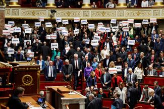 Левые депутаты Национальной ассамблеи с лозунгами Французской революции: «Liberté» (свобода), «Égalité» (равенство), «Fraternité» (братство). Тем самым они выражают протест против принятия миграционного пакета на заседании 19 декабря 2023 года