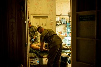 Врачи оказывают помощь украинским солдатам в медицинском стабилизационном пункте, расположенном в районе Бахмута