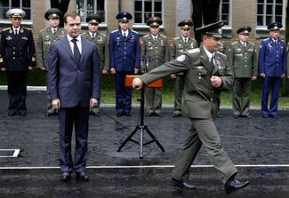 Медведев на церемонии награждения российских военных, участвовавших в конфликте. Август 2009 года