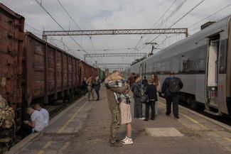 Украинка прощается с бойцом ВСУ. Краматорск — последняя действующая железнодорожная станция перед линией фронта