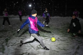 Футбольный матч в Ирпене в темноте