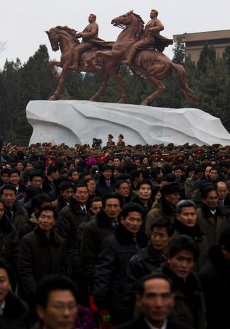 Памятник Ким Чен Иру и Ким Ир Сену в Пхеньяне. 14 февраля 2012 года. Монумент был представлен в рамках торжеств по поводу 70-летия Ким Чен Ира.