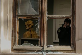 Полицейский в поврежденном здании художественного музея