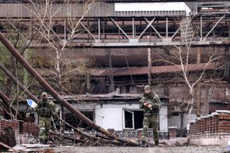 Бойцы чеченского батальона «Ахмат» на территории Мариупольского металлургического комбината имени Ильича. Минобороны РФ заявило, что комбинат «полностью освобожден от украинских националистов»