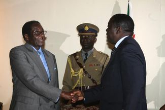 Роберт Мугабе и Морган Цвангираи, 22 июля 2008 года.