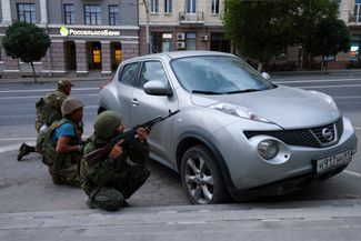 Наемники ЧВК Вагнера у штаба Южного военного округа в центре Ростова