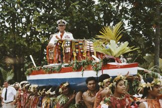 Принц Филипп в каноэ, которое несут на руках жители островов Тувалу (бывшей колонии Великобритании) в Тихом океане. 27 октября 1982 года
