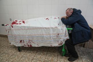 Житель Мариуполя у тела погибшего сына. 2 марта 2022 года