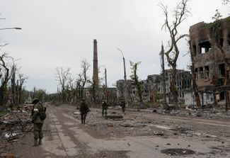 Российские военнослужащие работают над разминированием территории металлургического завода «Азовсталь» в Мариуполе