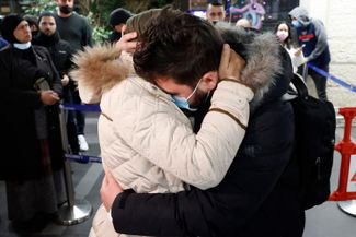 Израильские пассажиры, прибывающие из Украины через границу с Румынией, встречаются с семьями в аэропорту Бен-Гурион. 1 марта 2022 года