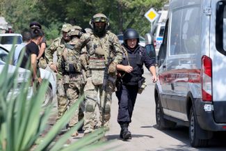 Российские военные, полицейские и сотрудники МЧС в поселке Азовское (он прилегает к Майскому). В тот же день, 16 августа, в Джанкое загорелась трансформаторная подстанция