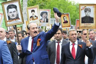 Бывший глава Дагестана Рамазан Абдулатипов (слева) и экс-премьер республики Абдусамад Гамидов на акции «Бессмертный полк», Махачкала, 9 мая 2017 года