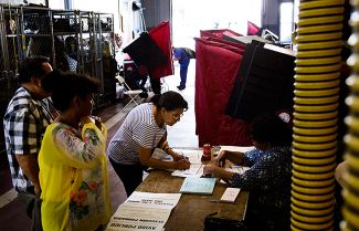 Избиратели перед голосованием на праймериз в Нью-Джерси, 7 июня 2016 года