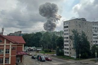 Дым от взрыва на территории Загорского оптико-механического завода в Сергиевом Посаде