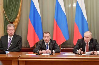 Слева направо: вице-премьер Сергей Приходько, премьер-министр Дмитрий Медведев и президент России Владимир Путин на предновогодней встрече с членами правительства, Москва, 26 декабря 2017 года