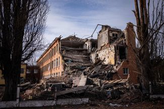 Здание школы в Чернигове после обстрела. 4 марта 2022 года