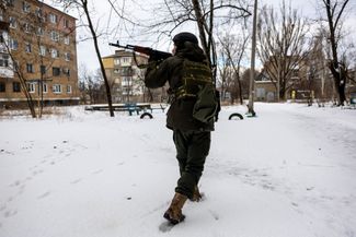 Украинский военный патрулирует улицы Бахмута