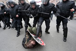 Полицейские против участника митинга в Петербурге