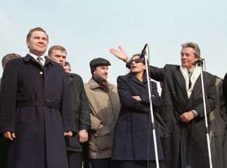 Ален Делон и Александр Лебедь в Красноярске, 20 апреля 1998 года