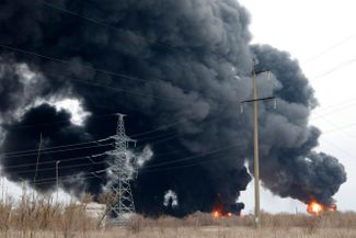 Пожар на нефтебазе в Белгороде. Администрация города сообщила, что по базе был нанесен авиаудар с украинских военных вертолетов