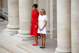 Первые леди США и Франции Мелания Трамп и Брижит Макрон во время визита четы Трамп в Париж. 14 июля 2017 года<br>
