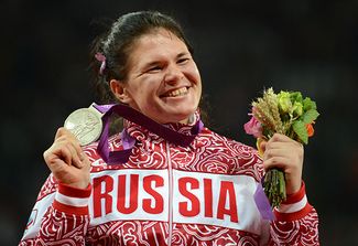 Дарья Пищальникова получает серебряную медаль на Олимпиаде 2012 в Лондоне. Награду через 2 месяца пришлось со скандалом вернуть. 4 августа 2012