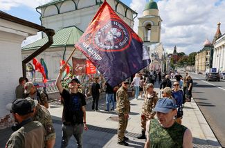 Стихийный мемориал в центре Москвы появился через несколько дней после гибели Пригожина. На этом фото — акция у мемориала, которая прошла 4 августа 2024 года, когда стало известно о гибели наемников ЧВК Вагнера в Мали