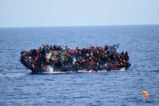25 мая 2016 года у берегов Ливии перевернулось судно, на борту которого находилось больше 500 человек. Основную часть успели спасти моряки ВМС Италии, патрулировавшие район, но около десятка мигрантов погибли.