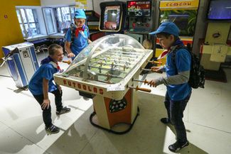 Дети в Музее советских игровых автоматов.