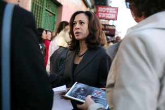 Окружной прокурор Сан-Франциско Камала Харрис на встрече со сторонниками. Калифорния, 29 октября 2008 года