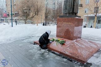 Жительница Москвы возлагает цветы у памятника Лесе Украинке