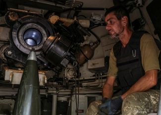 Подготовка к удару из САУ M109 в Донецкой области: военнослужащий ВСУ рядом со снарядом калибра 155 миллиметров