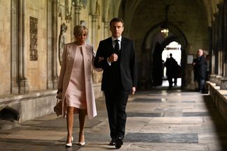 Президент Франции Эммануэль Макрон с первой леди страны Брижит Макрон перед церемонией коронации в Вестминстерском аббатстве