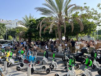 Сбор гуманитарной помощи на площади Дизенгоф. Тель-Авив, 8 октября 2023 года