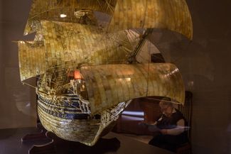 Выполненная из янтаря модель шведского военного корабля в музее янтаря в Калининграде