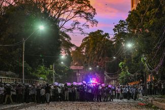 Полицейские у здания Университета Дакки. 15 июля 